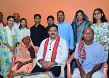 तीन बहनों ने एक साथ पास की नीट परीक्षा, उप मुख्यमंत्री श्री विजय शर्मा ने घर पहुंचकर दी बधाई