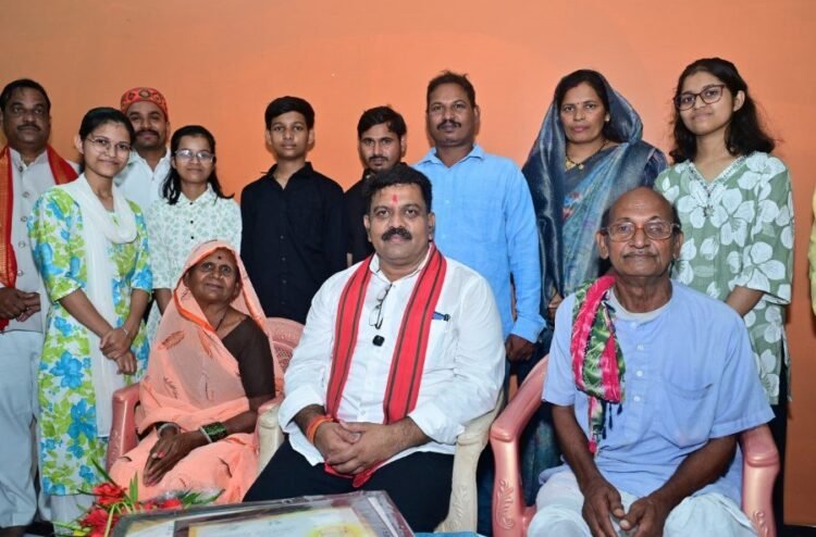 तीन बहनों ने एक साथ पास की नीट परीक्षा, उप मुख्यमंत्री श्री विजय शर्मा ने घर पहुंचकर दी बधाई