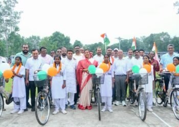 मंत्री श्रीमती लक्ष्मी राजवाड़े ने सरस्वती साइकिल योजना के तहत छात्राओं को बांटी साइकिलें