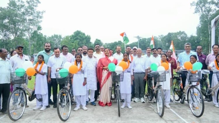 मंत्री श्रीमती लक्ष्मी राजवाड़े ने सरस्वती साइकिल योजना के तहत छात्राओं को बांटी साइकिलें
