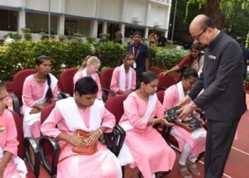 राज्यपाल ने स्वतंत्रता दिवस पर नेत्रहीन छात्राओं को स्मार्ट स्टिक प्रदान किया