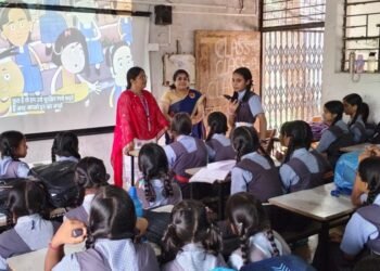 चाइल्ड हेल्पलाइन 1098 से बच्चों को अधिकार और सुरक्षा की जानकारी, विद्यालयों में निरंतर जागरूकता अभियान