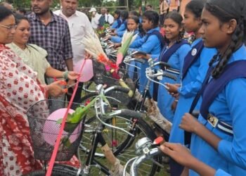 सरस्वती साइकिल योजना अंतर्गत मोहलई में 42 छात्राओं को मिली साइकिल