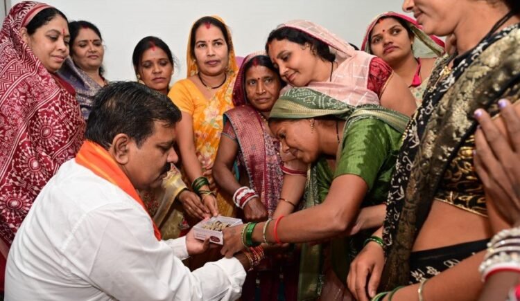 बिहान की दीदियों ने उपमुख्यमंत्री श्री विजय शर्मा को राखी बांधकर दी बधाई, साझा किए गुजरात भ्रमण के अनुभव