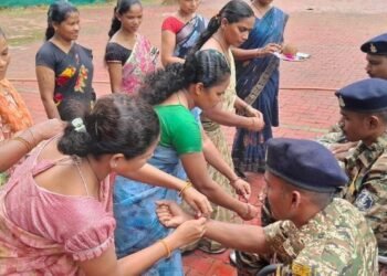 जहां कभी बंदूक थी, वहां बंधा रिश्तों का धागा…