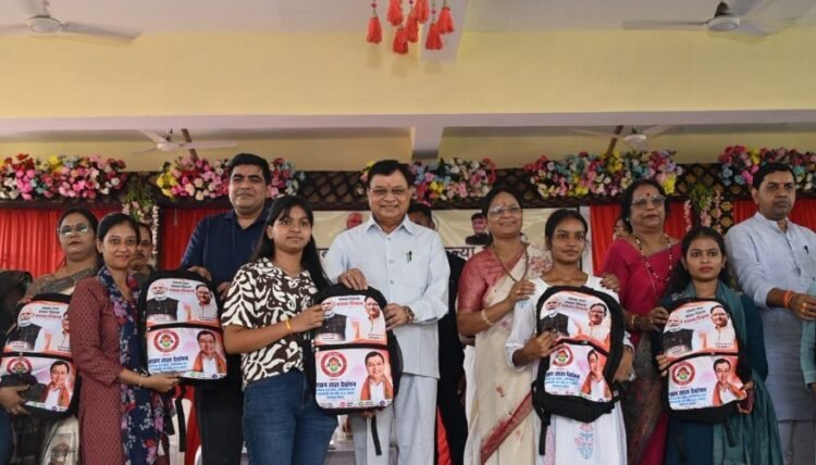 एजुकेशन किट वितरण- उद्योग मंत्री लखन लाल देवांगन ने 1500 छात्राओं को दी सौगात, कॉलेजों में विशाल डोम निर्माण की घोषणा