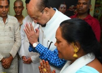 राज्यपाल श्री रमेन डेका ने पद्म विभूषण स्व. डॉ. तीजन बाई के गृह ग्राम गनियारी पहुंचकर दी श्रद्धांजलि