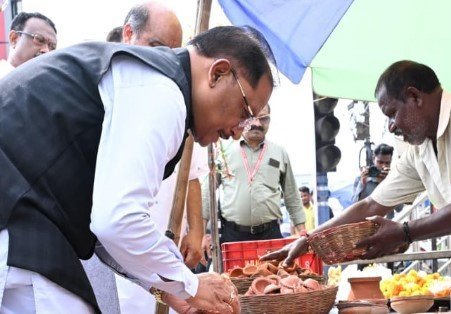 सड़क किनारे पसरे पर अचानक पहुंचे मुख्यमंत्री श्री विष्णु देव साय, मीरा के पसरे से खरीदा ‘आशीर्वाद का दीया’
