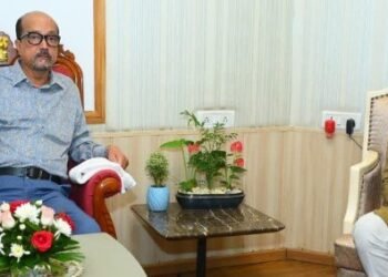 राज्यपाल श्री रमेन डेका से मंत्री श्री टंकराम वर्मा ने की सौजन्य भेंट