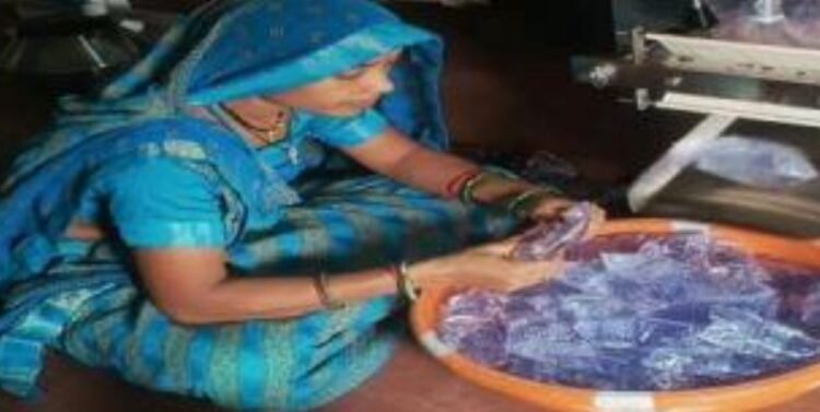 सेवा संकल्प’ से सशक्त हुई ग्रामीण महिलाएं, गौरी समूह ने पानी पाउच निर्माण से गढ़ी आत्मनिर्भरता की नई गाथा