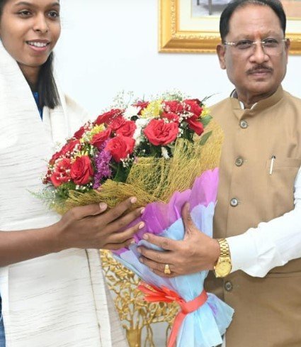 एशियन गेम्स की स्वर्ण पदक विजेता टीम की संजू देवी को मुख्यमंत्री श्री विष्णु देव साय ने 51 लाख रुपए की प्रोत्साहन राशि देने की घोषणा की