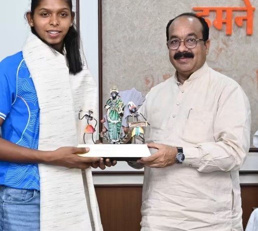 संजू की स्वर्णिम जीत पर उप मुख्यमंत्री श्री अरुण साव ने थपथपाई पीठ, कहा छत्तीसगढ़ के खिलाड़ियों को मिलेगा उनके अनुभव का लाभ