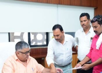 पर्यटन एवं संस्कृति मंत्री श्री राजेश अग्रवाल ने मंत्रालय स्थित कार्यालय में आगंतुकों से की मुलाकात