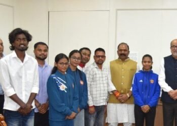 राज्यपाल श्री रमेन डेका से प्रदेश के उत्कृष्ट खिलाड़ियों ने की सौजन्य भेंट