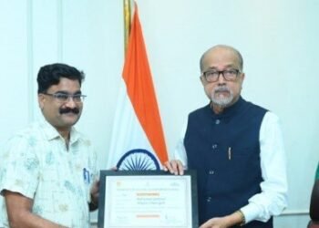 राज्यपाल से गेड़ी नर्तक अनिल गढ़ेवाल ने की भेंट