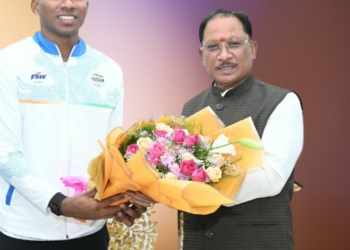 मुख्यमंत्री श्री विष्णु देव साय से एशियन गेम्स के कांस्य पदक विजेता एथलीट अनिमेष कुजूर ने की सौजन्य मुलाकात