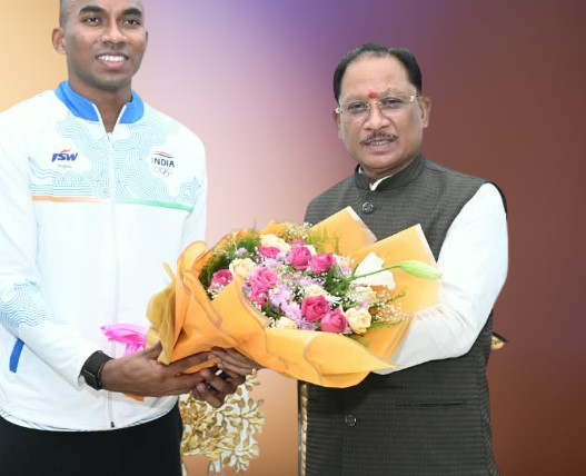 मुख्यमंत्री श्री विष्णु देव साय से एशियन गेम्स के कांस्य पदक विजेता एथलीट अनिमेष कुजूर ने की सौजन्य मुलाकात