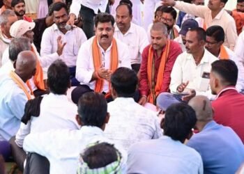 ग्रामीणों के बीच जमीन पर बैठकर उप मुख्यमंत्री ने किया आत्मीय संवाद, 74.80 लाख रुपए के विकास कार्यों की दी सौगात