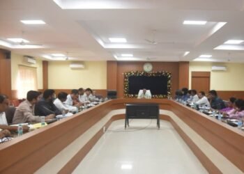 कलेक्टर श्री अजीत वसंत ने राजस्व अधिकारियों की ली समीक्षा बैठक