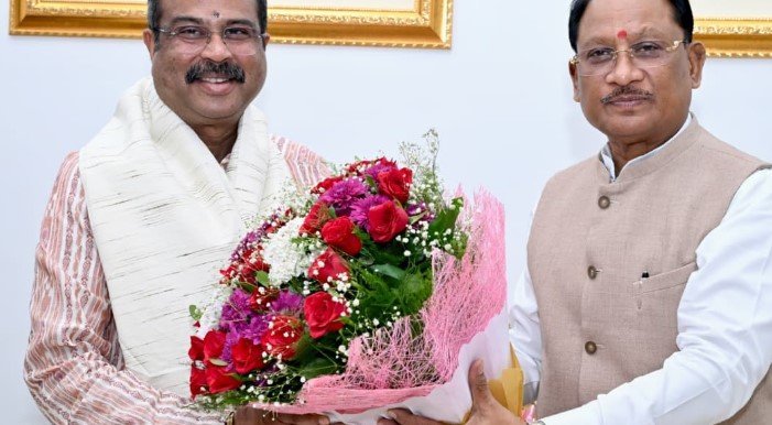 मुख्यमंत्री श्री विष्णु देव साय से सांसद श्री धर्मेंद्र प्रधान ने की शिष्टाचार भेंट