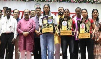 उप मुख्यमंत्री श्री अरुण साव ने बहतराई खेल अकादमी के अंतरराष्ट्रीय पदक विजेता खिलाड़ियों का किया सम्मान, बढ़ाया हौसला