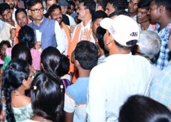 महानदी में बढ़ते जलस्तर से प्रभावित गांवों में पहुंचे वित्त मंत्री श्री ओ.पी. चौधरी