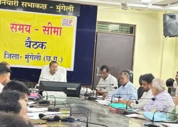कलेक्टर ने ली समय-सीमा की बैठक : सेवा संकल्प अभियान, धान खरीदी, किसान पंजीयन सहित विभिन्न योजनाओं की समीक्षा