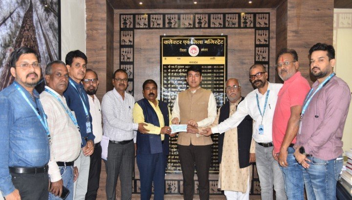 बस्तर के बाढ़ प्रभावितों की मदद के लिए आगे आए सामाजिक संगठन और सहकारी बैंक परिवार