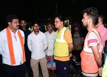 कवर्धा-बेमेतरा मार्ग पर पशुओं को देख उप मुख्यमंत्री श्री विजय शर्मा ने अधिकारियों को लगाई फटकार