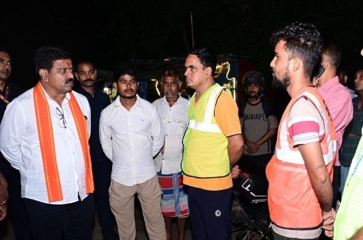 कवर्धा-बेमेतरा मार्ग पर पशुओं को देख उप मुख्यमंत्री श्री विजय शर्मा ने अधिकारियों को लगाई फटकार
